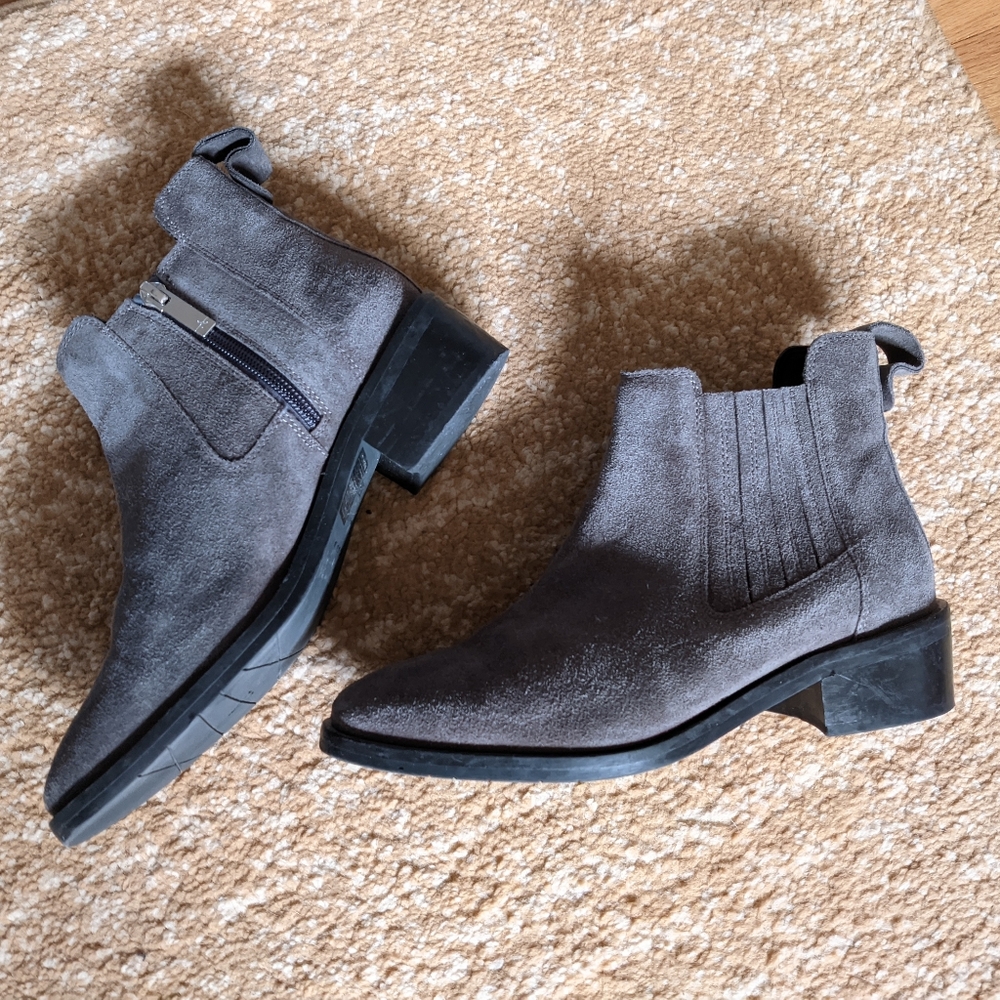 Aquatalia Carmie Grey Suede Bootie Made In Italy, Size 6.5
